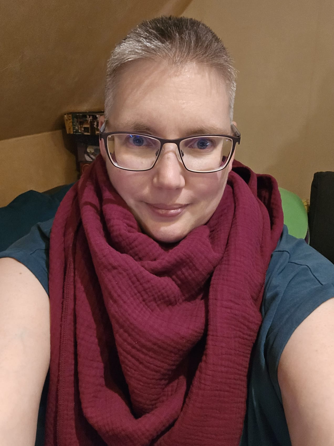 Original Tragefoto eines XXL Musselintuch in beere von einer Dame