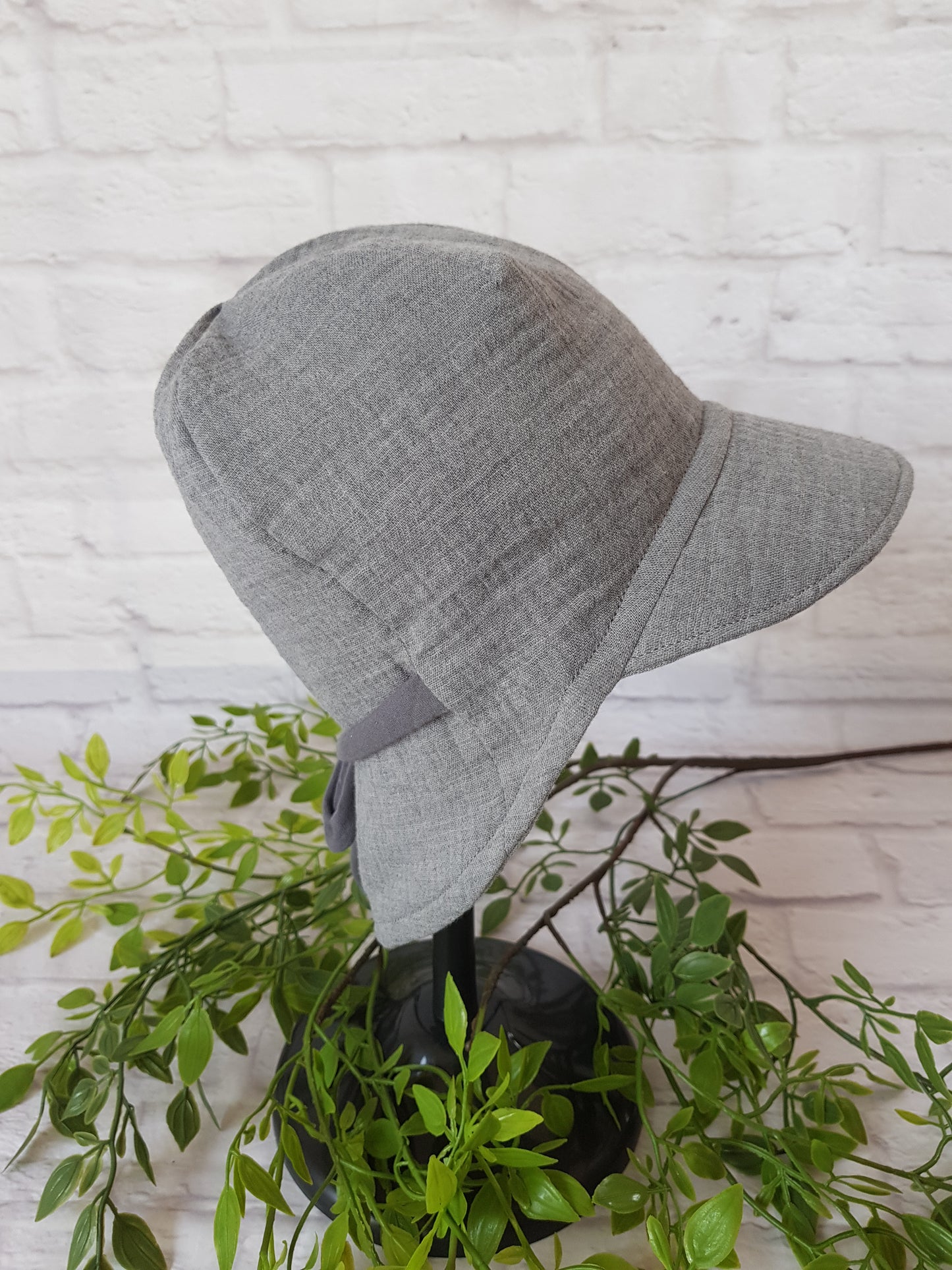 Sonnenhut aus Musselin grau