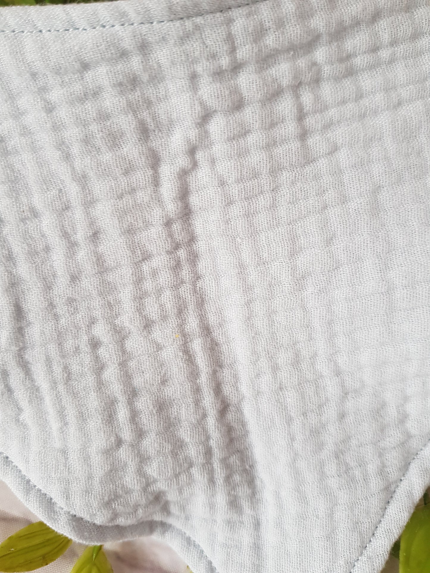 Detailansicht des Babyhalstuchs aus Musselin in blau