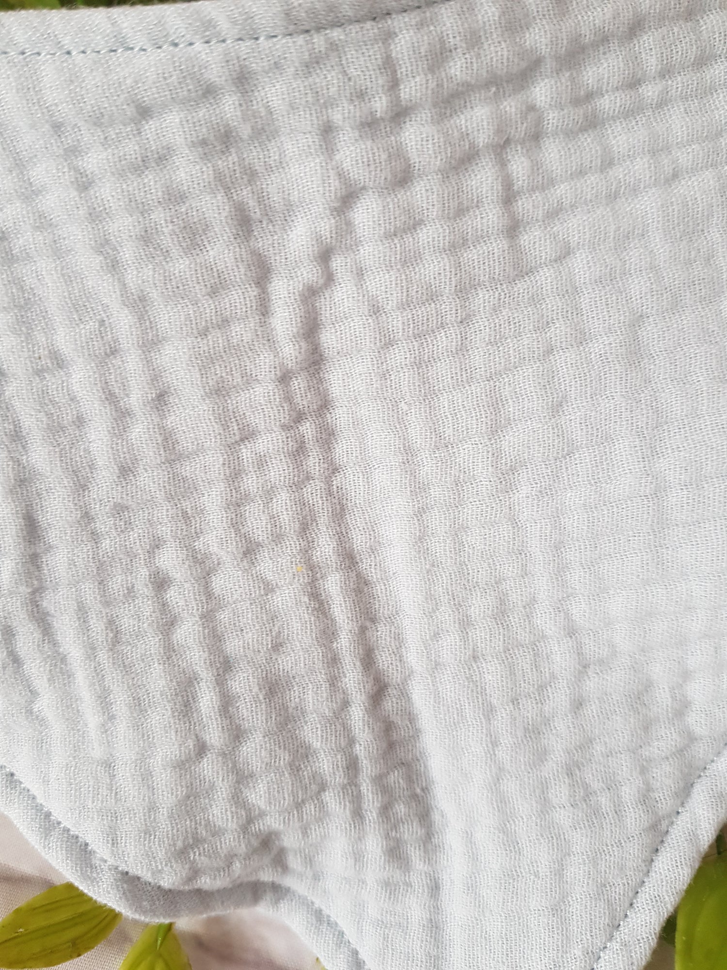 Detailansicht des Babyhalstuchs aus Musselin in blau