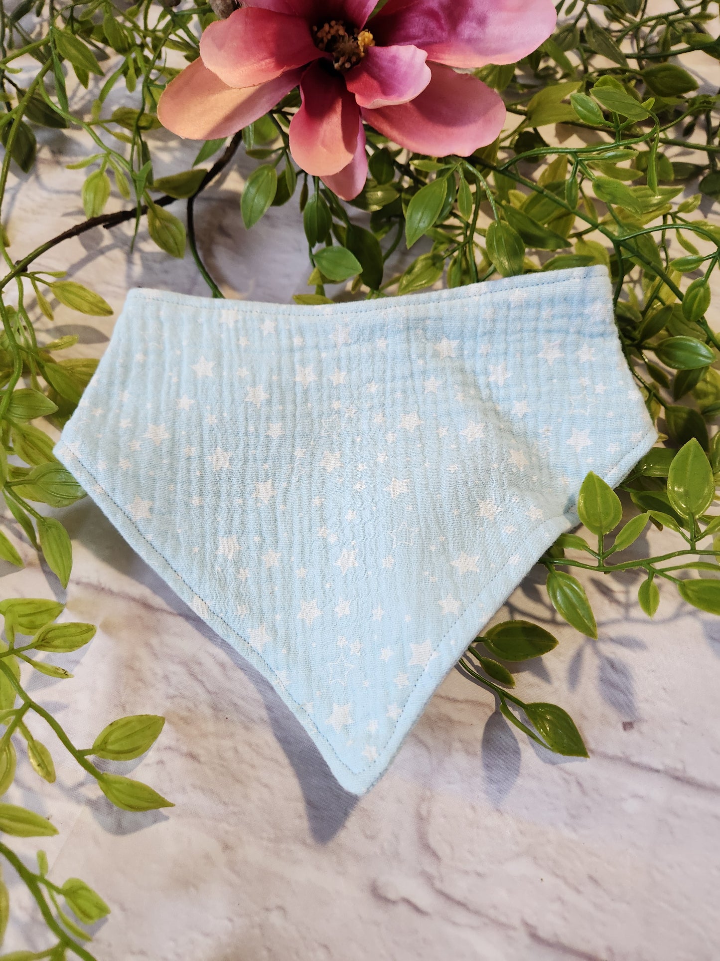 Babyhalstuch Aqua blau mit weißen Sternen aus Musselin