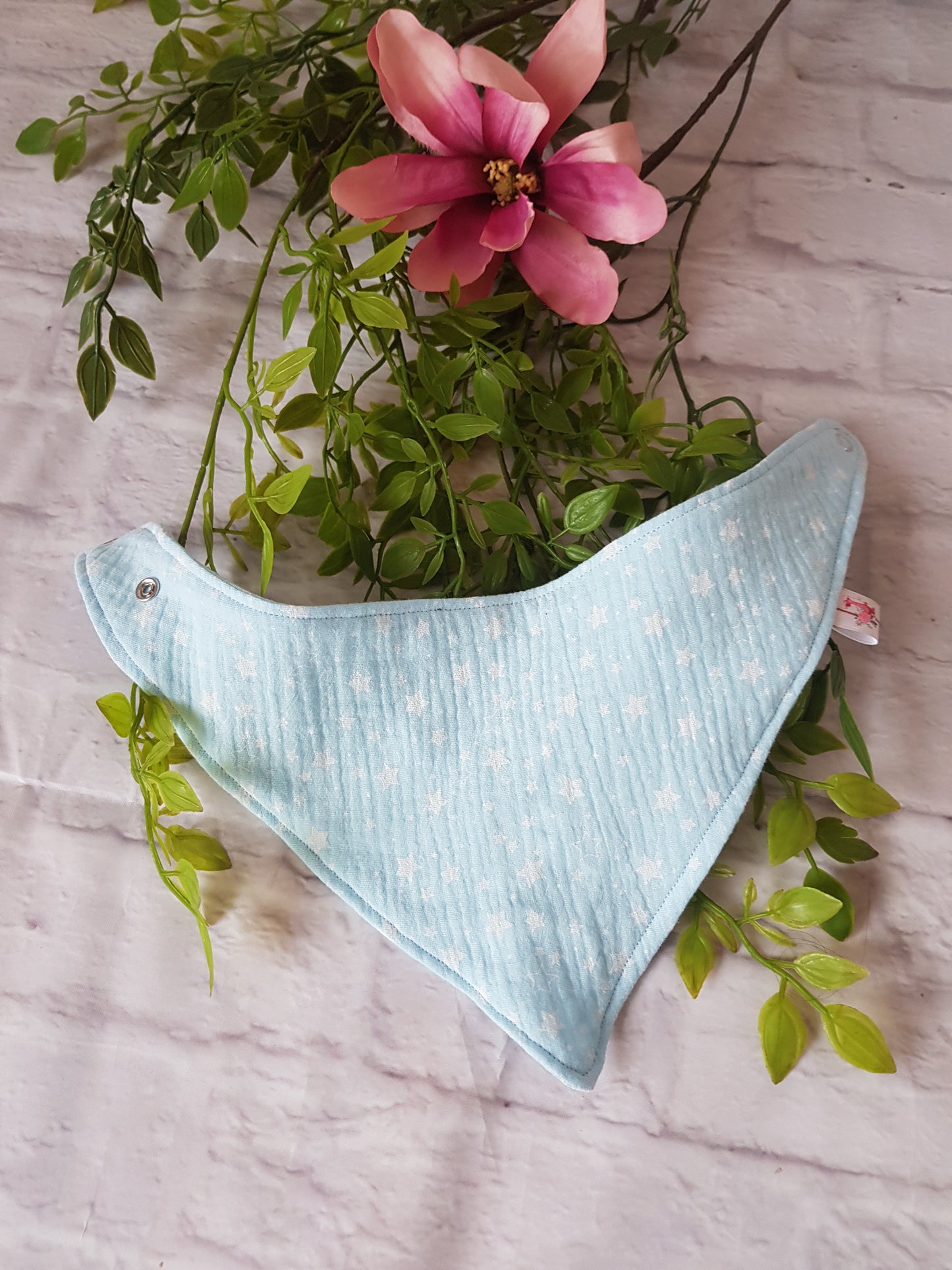 Aufgeklapptes Babyhalstuch Aqua blau mit weißen Sternen aus Musselin