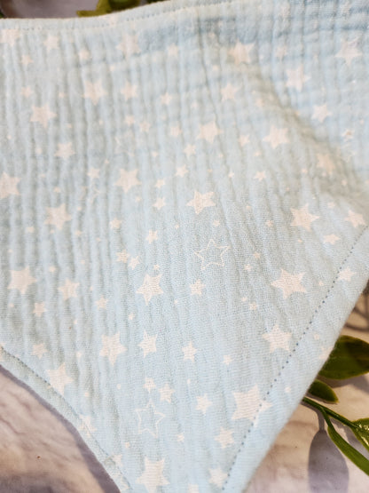 Detailansicht Babyhalstuch Aqua blau mit weißen Sternen aus Musselin