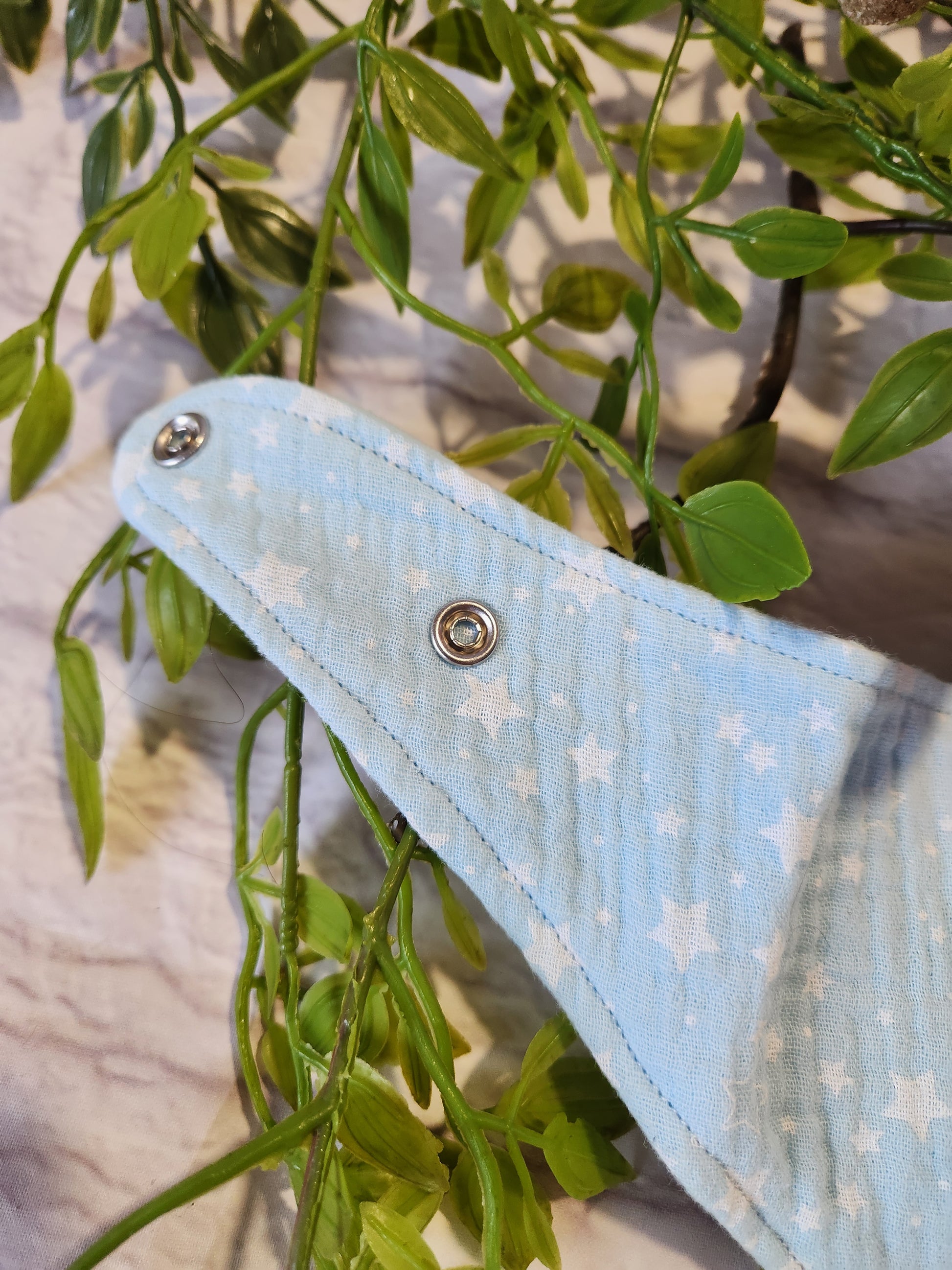Detailansicht der Druckknöpfe des Babyhalstuchs Aqua blau mit weißen Sternen aus Musselin