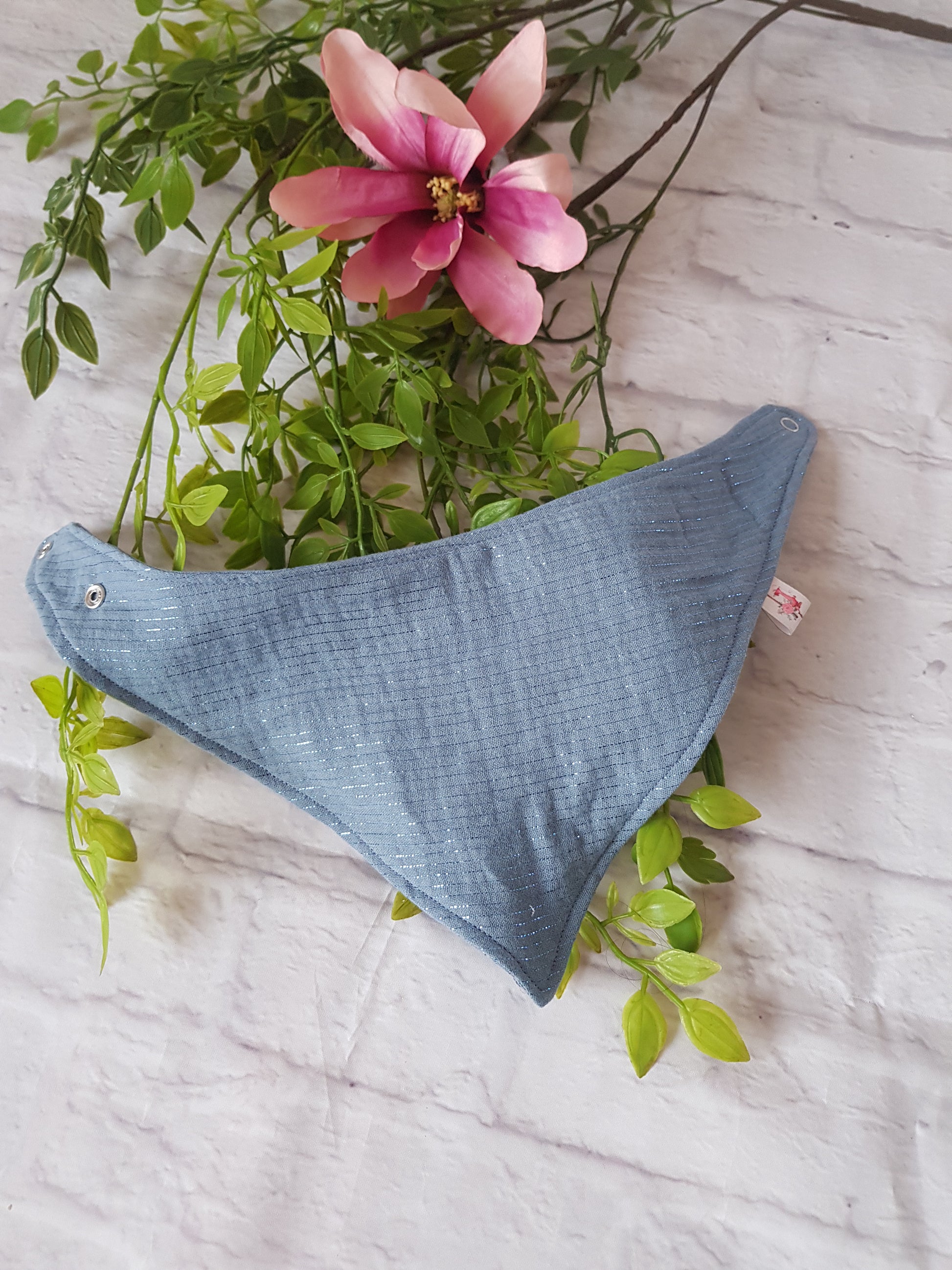 Aufgeklapptes Babyhalstuch  blau mit Glitzer Streifen aus Musselin