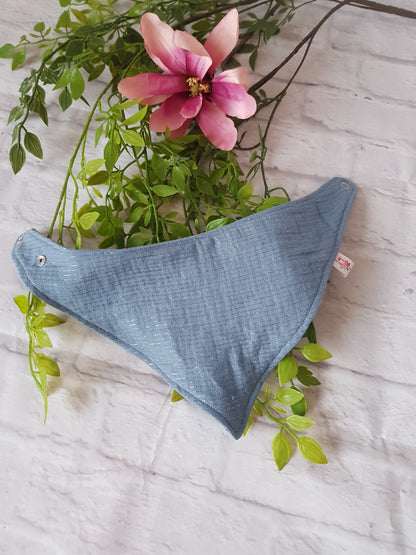 Aufgeklapptes Babyhalstuch  blau mit Glitzer Streifen aus Musselin