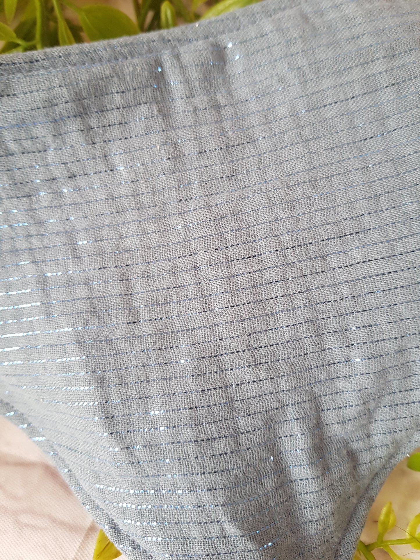 Detailansicht Babyhalstuch  blau mit Glitzer Streifen aus Musselin