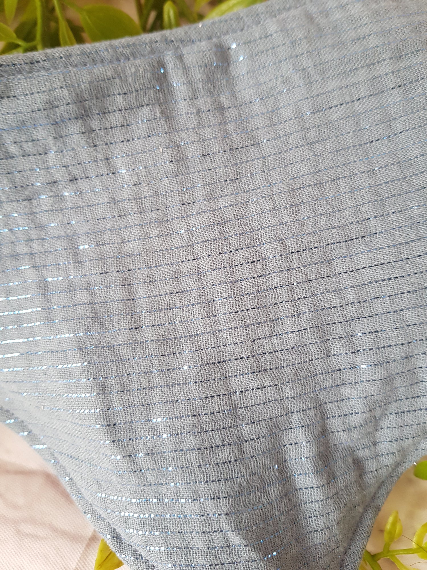 Detailansicht Babyhalstuch  blau mit Glitzer Streifen aus Musselin