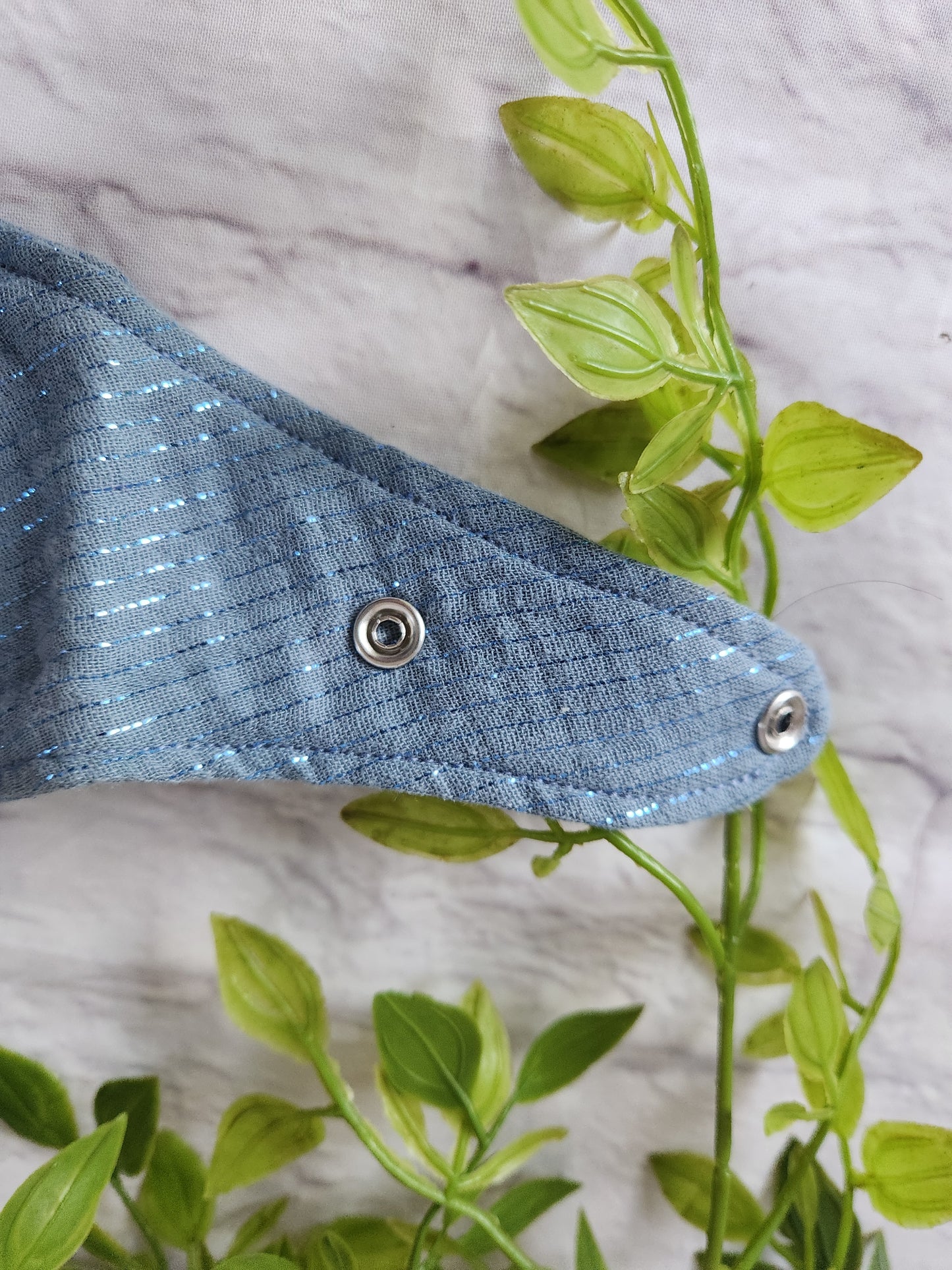 Detailansicht der Druckknöpfe des Babyhalstuchs  blau mit Glitzer Streifen aus Musselin