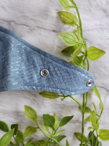 Detailansicht der Druckknöpfe des Babyhalstuchs  blau mit Glitzer Streifen aus Musselin