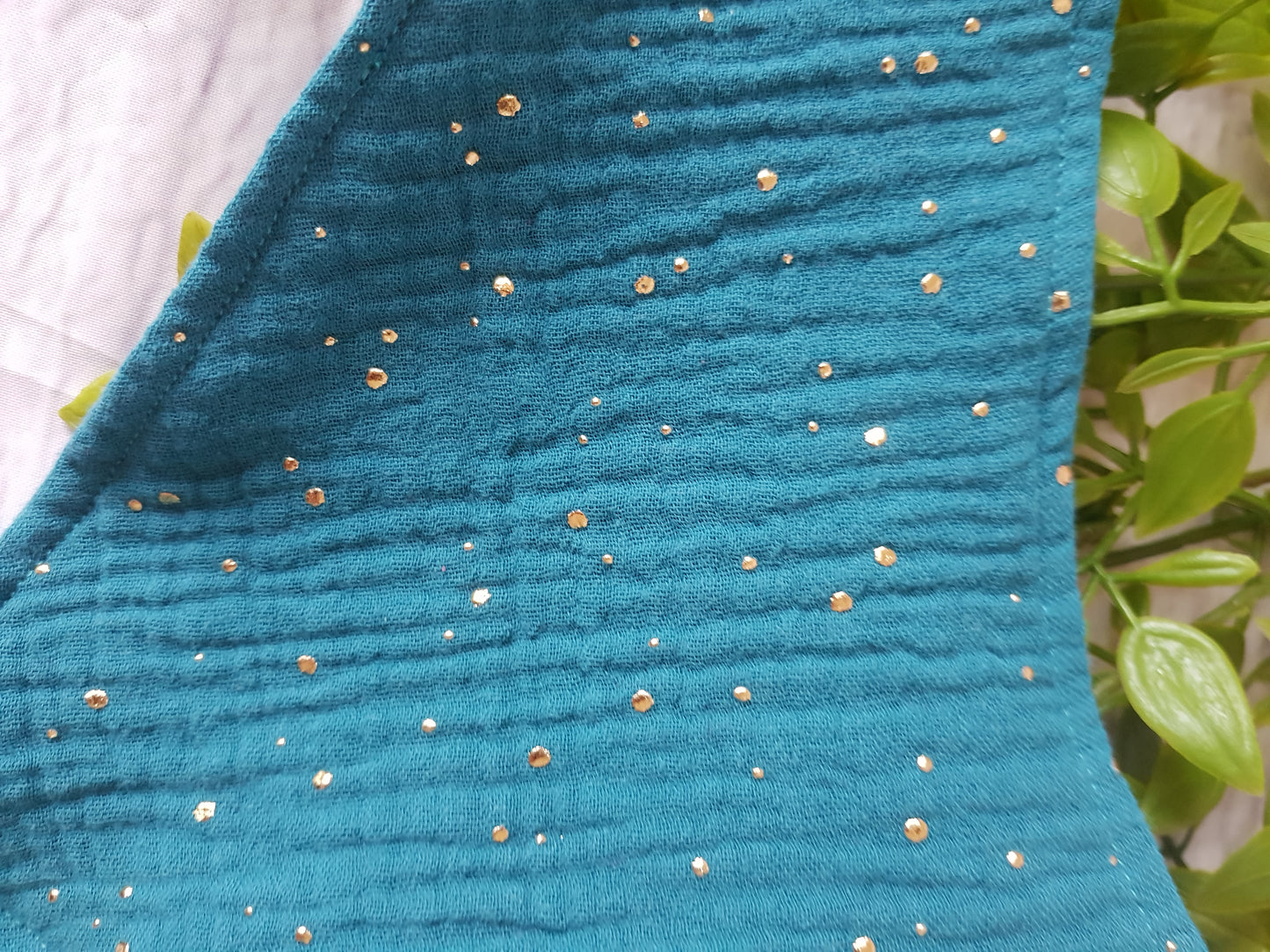 Detailansicht Babyhalstuch aus Musselin in Petrol mit goldene Punkte