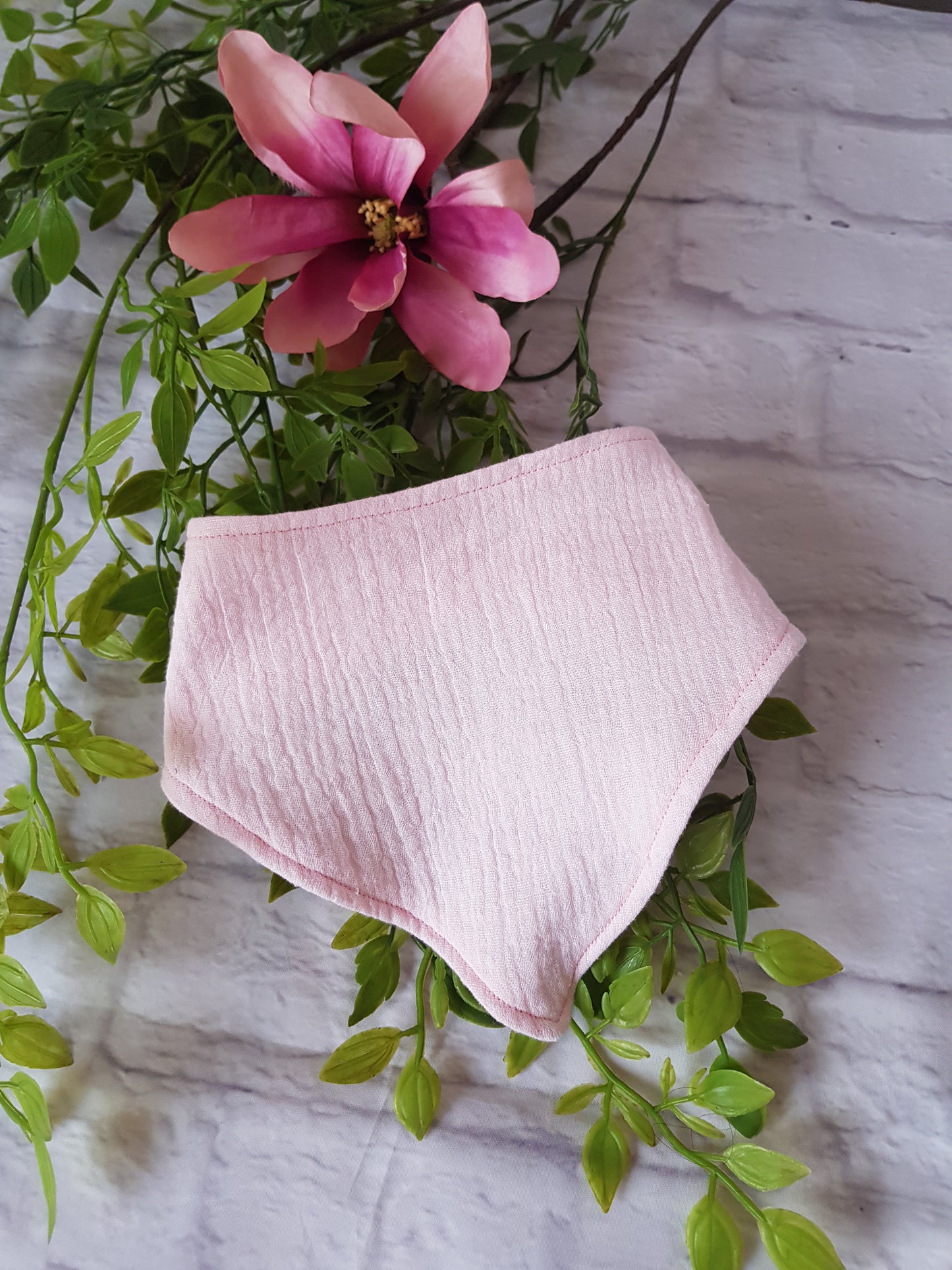 Babyhalstuch aus Musselin in rosa