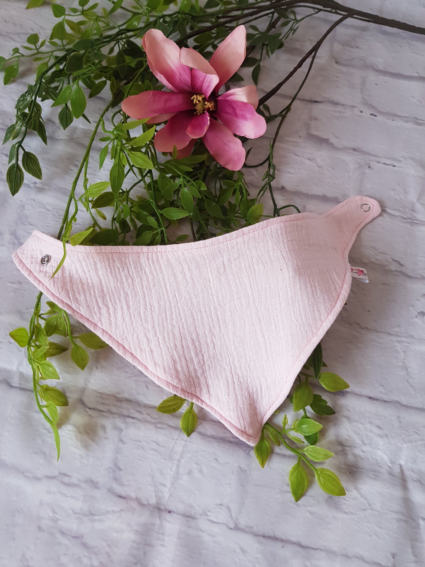 aufgeklapptes Babyhalstuch aus Musselin in rosa