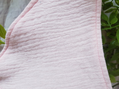 Detailansicht des Babyhalstuchs aus Musselin in rosa