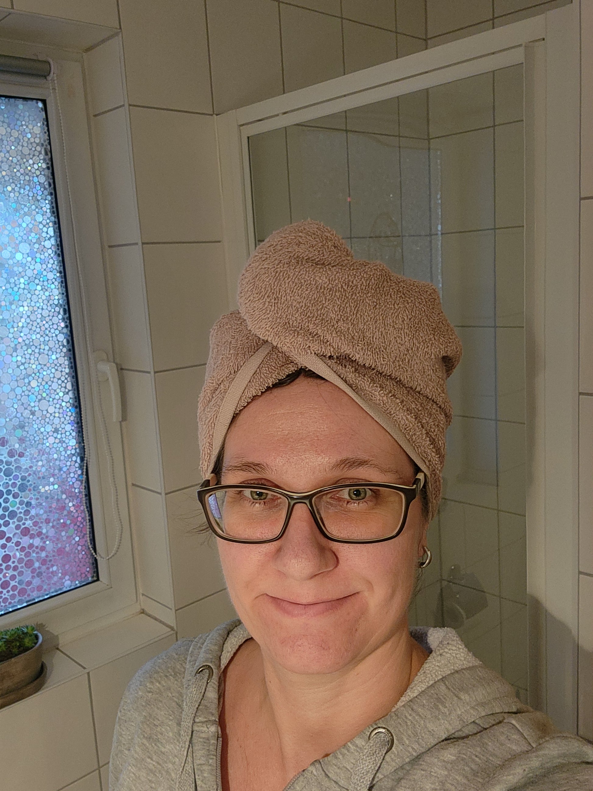 Original Tragefoto des Turban Handtuch auf einem Damenkopf