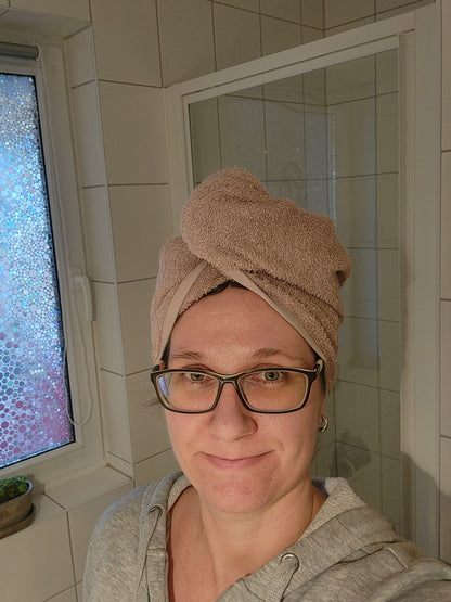 Original Tragefoto des Turban Handtuch auf einem Damenkopf