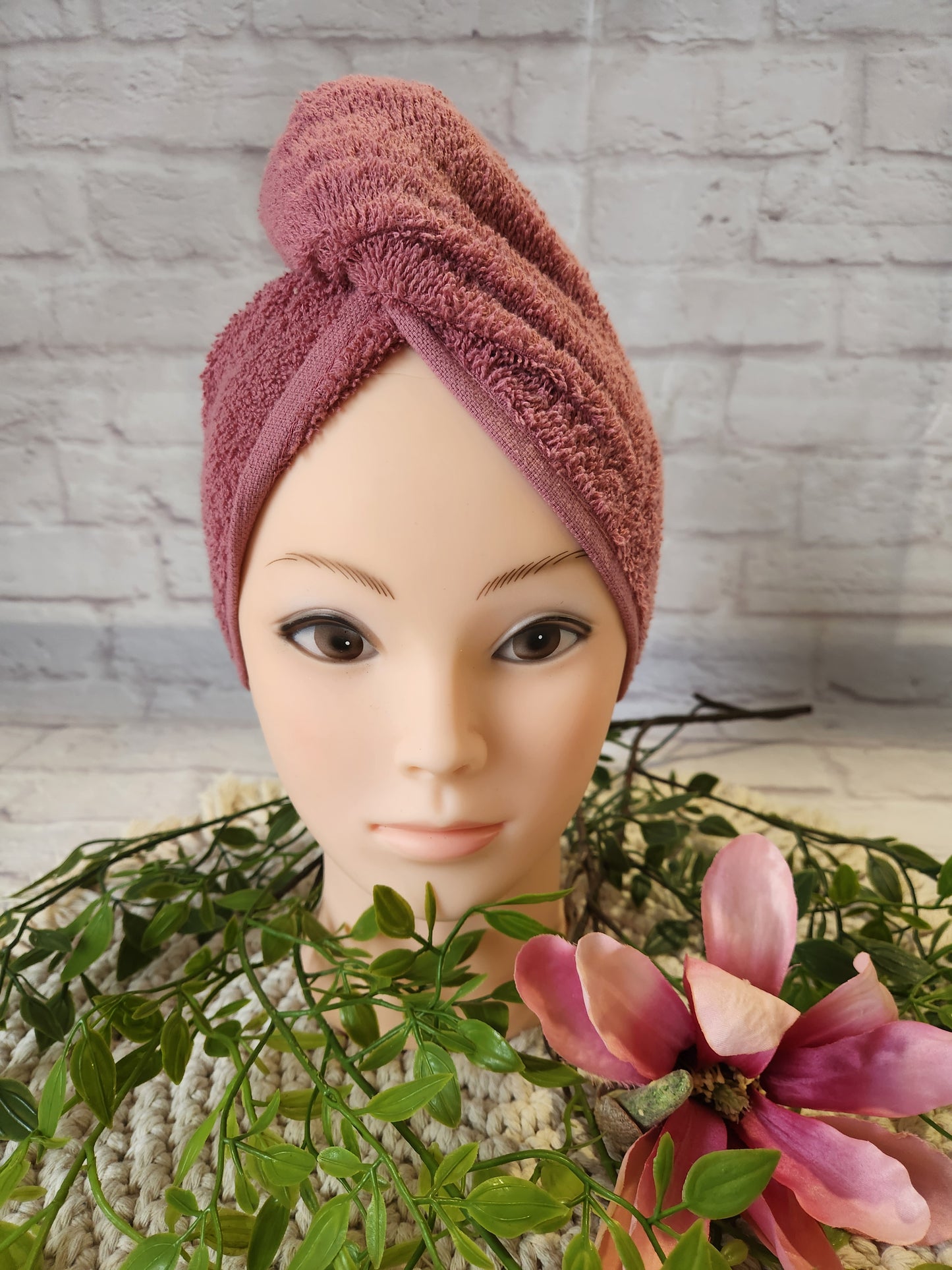 Turban Handtuch in beere auf einem Schaufensterkopf in Frontalansicht