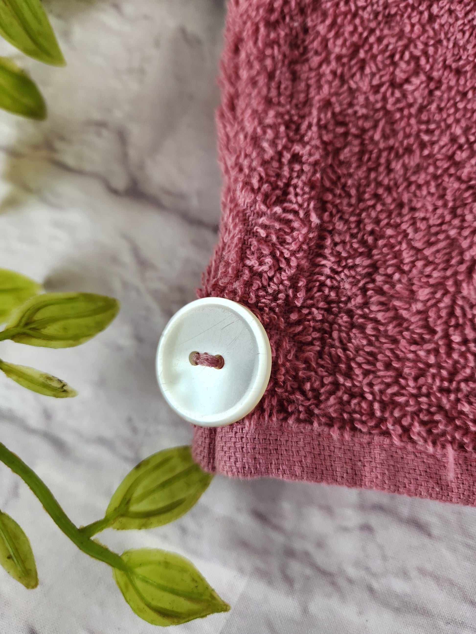 Turban Handtuch in beere Detailansicht des Knopfes