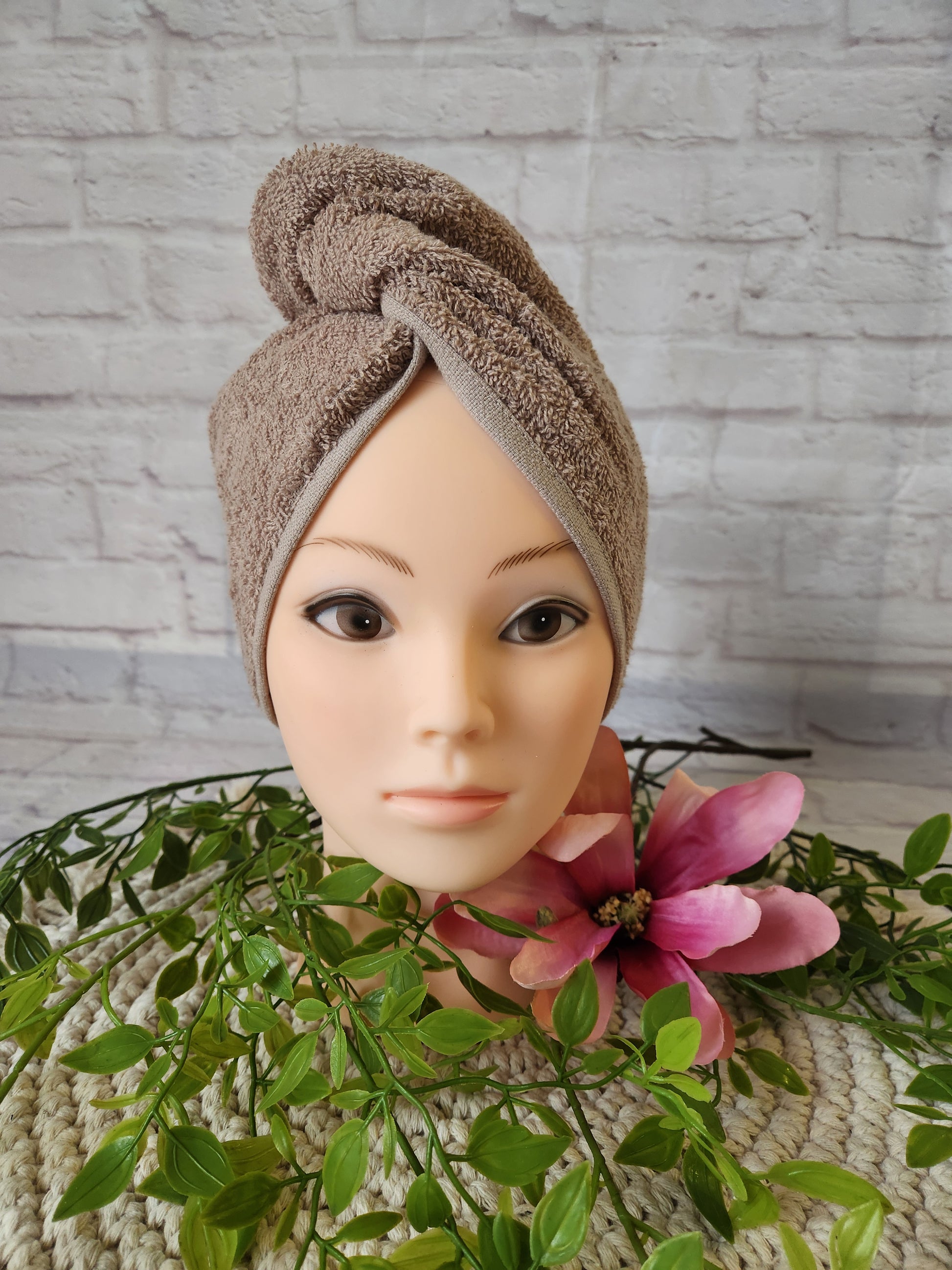 Turban Handtuch in caramel braun auf einem Schaufensterkopf in Frontalansicht