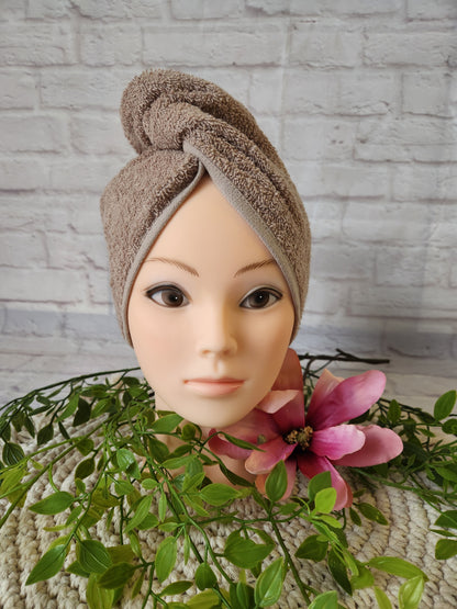 Turban Handtuch in caramel braun auf einem Schaufensterkopf in Frontalansicht