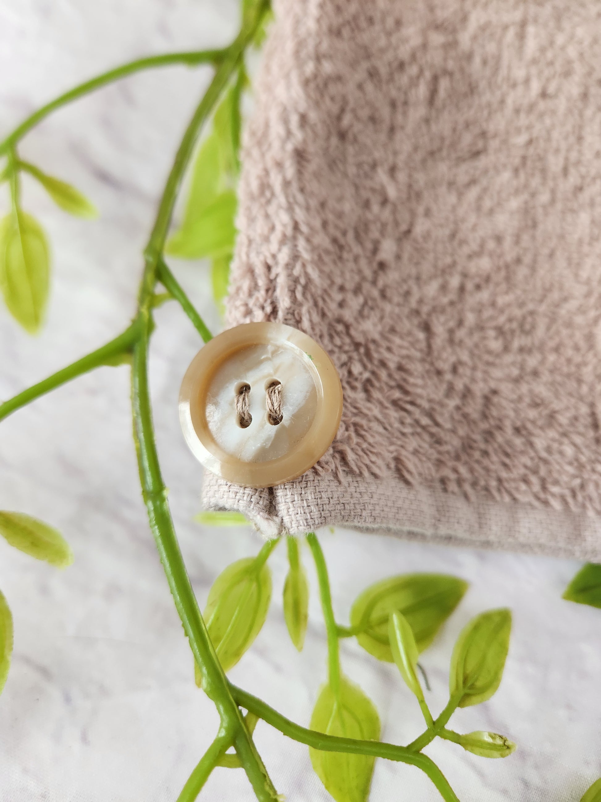 Turban Handtuch in caramel braun Detailansicht des Knopfes