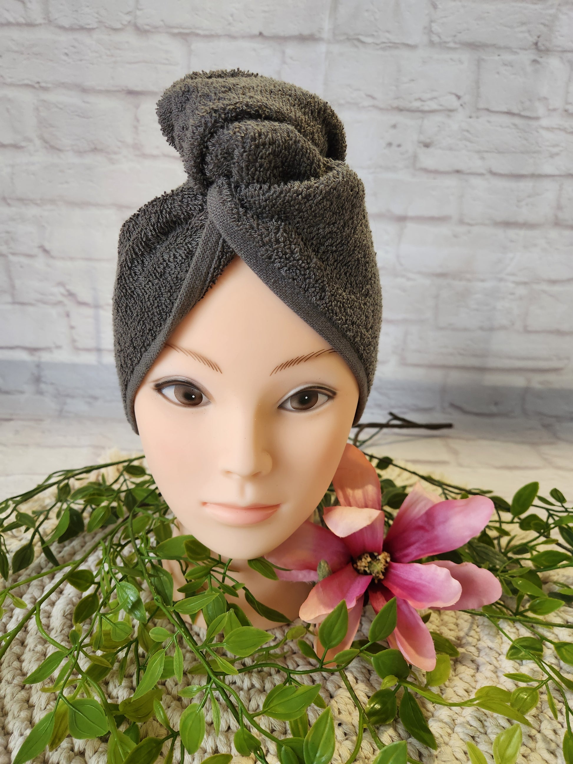 Turban Handtuch dunkelgrau  in Frontalansicht auf einem Schaufensterkopf