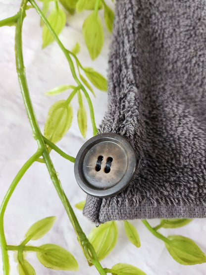 Turban Handtuch dunkelgrau Detailansicht des Knopfes