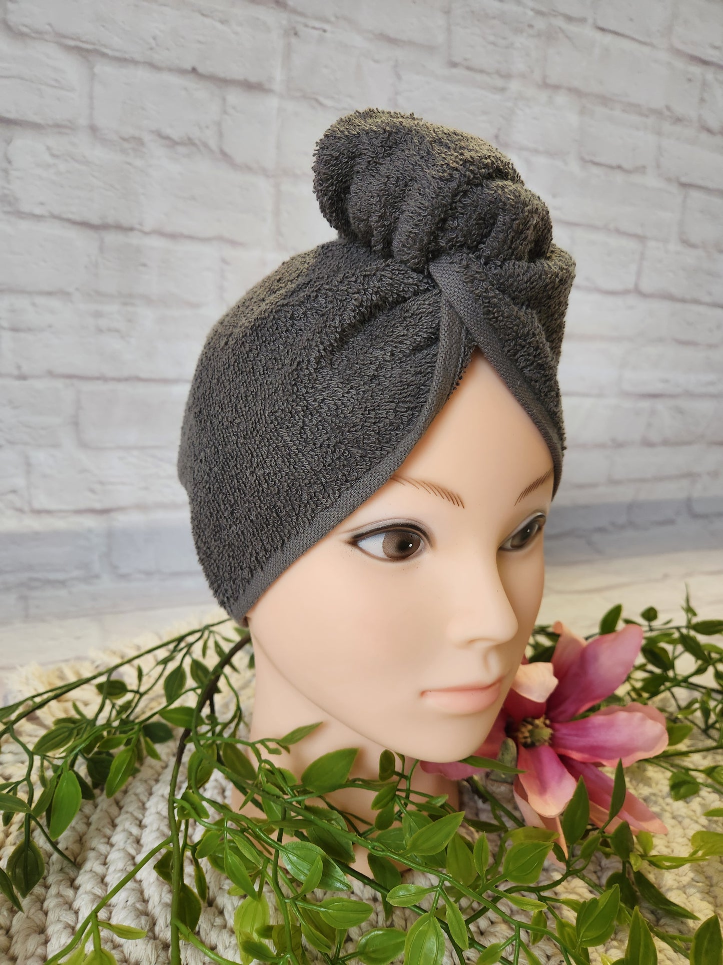 Turban Handtuch dunkelgrau  in schräger Frontalansicht auf einem Schaufensterkopf