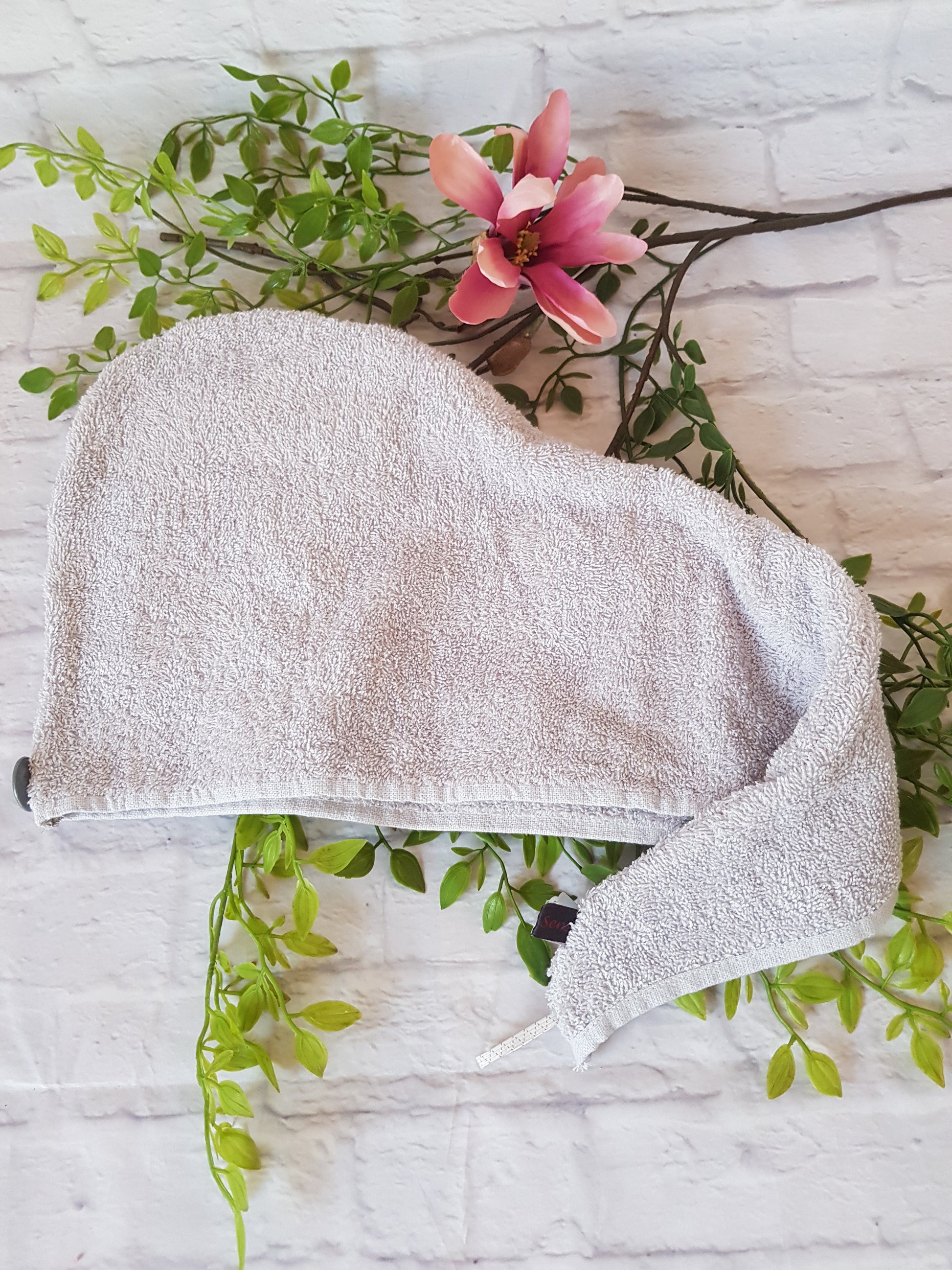 Turban Handtuch in hellgrau liegend