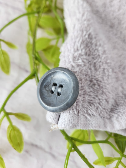 Turban Handtuch in hellgrau Detailansicht des Knopfes