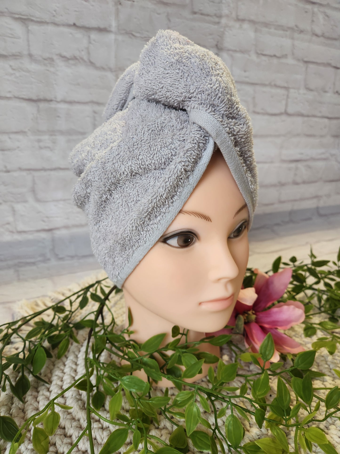 Turban Handtuch in hellgrau auf einem Schaufensterkopf in schräger Frontalansicht