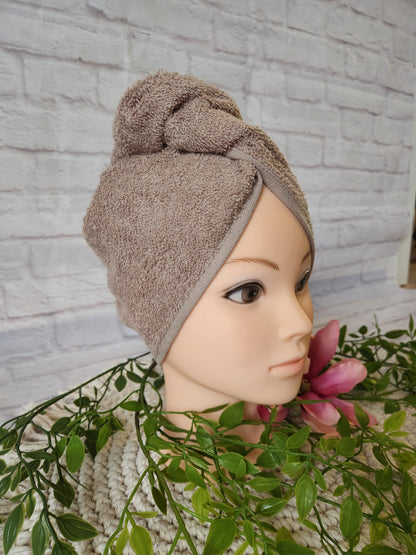 Turban Handtuch in caramel braun auf einem Schaufensterkopf in schräger Frontalansicht