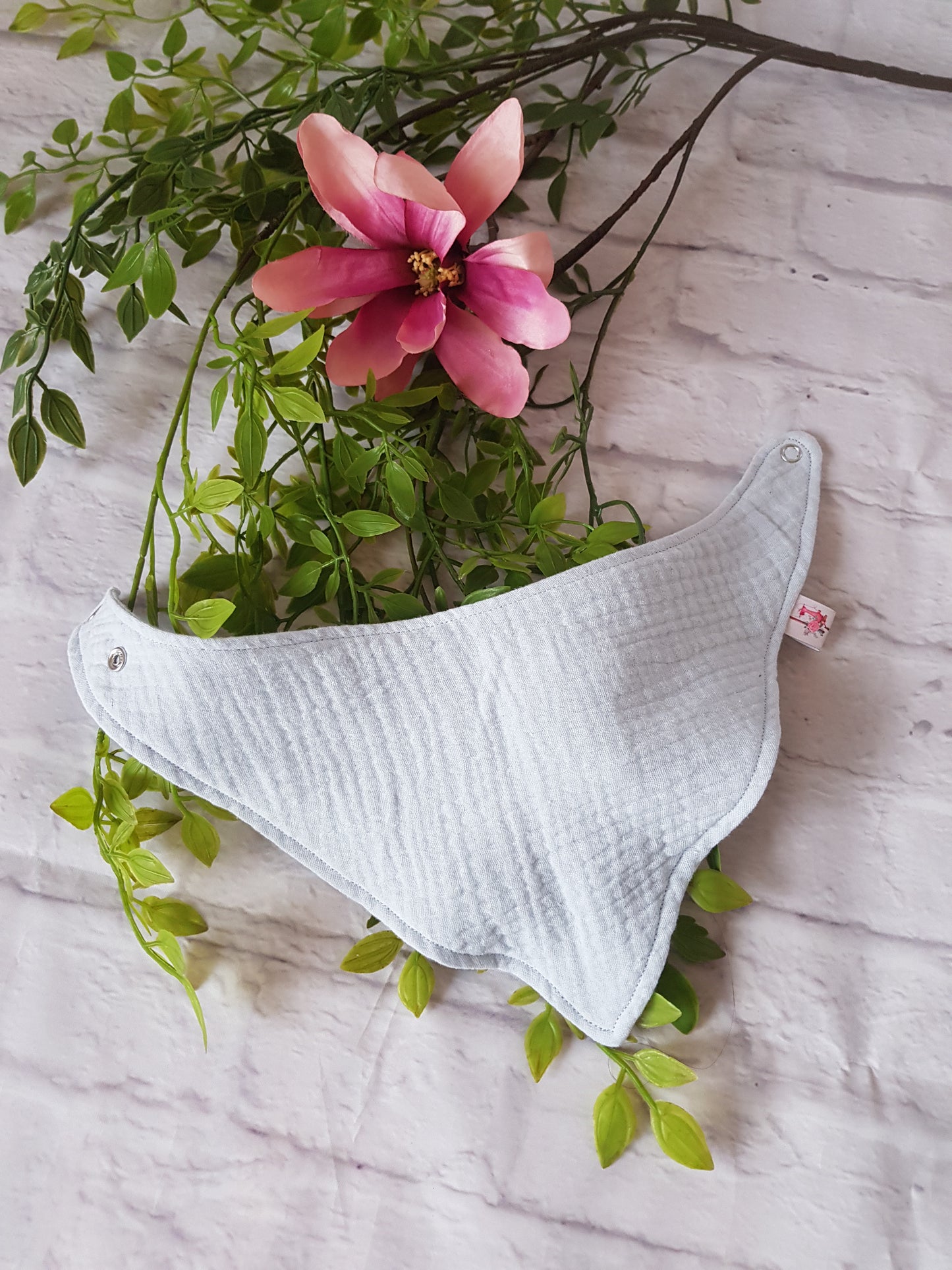 Aufgeklapptes Babyhalstuch aus Musselin in blau