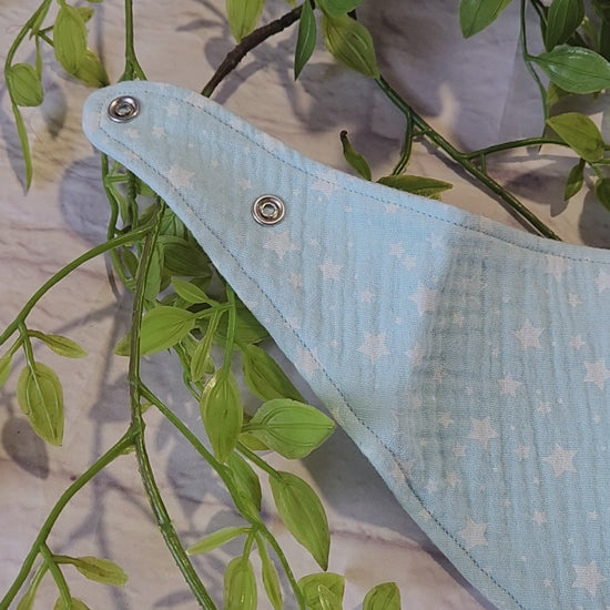 Video des Babyhalstuch Aqua blau mit weißen Sternen aus Musselin