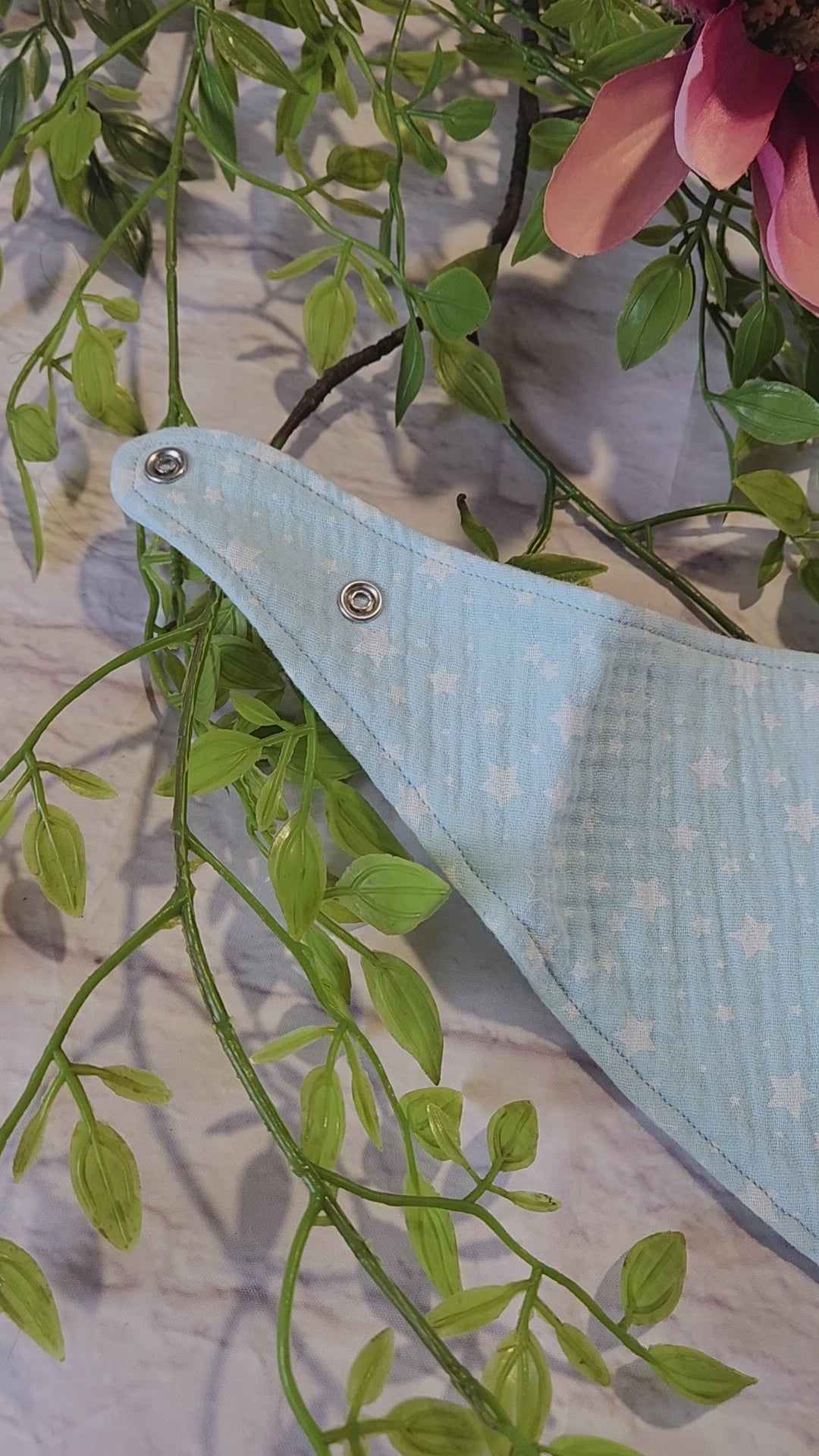 Video des Babyhalstuch Aqua blau mit weißen Sternen aus Musselin