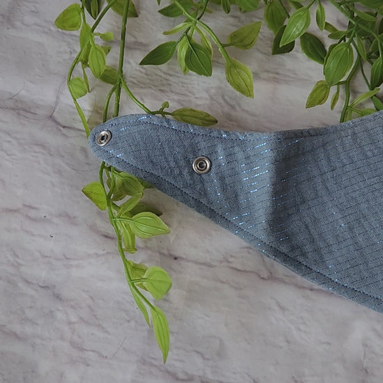 Video des Babyhalstuchs  blau mit Glitzer Streifen aus Musselin