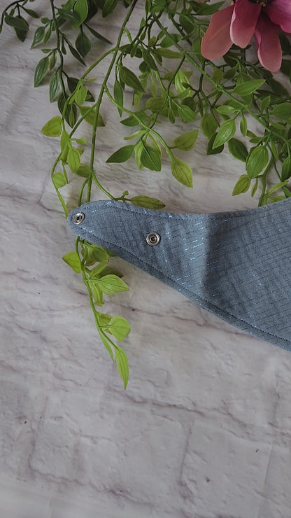 Video des Babyhalstuchs  blau mit Glitzer Streifen aus Musselin